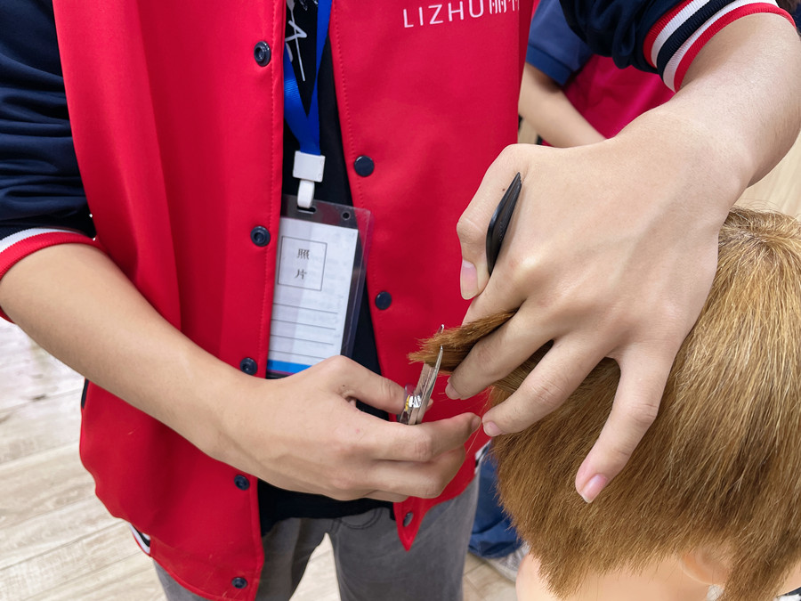 如何準(zhǔn)確定位側(cè)面頭發(fā)的落點(diǎn)？廣西學(xué)剪發(fā)