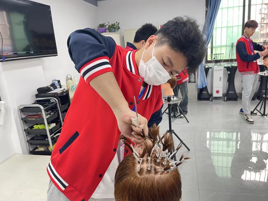 什么是錫紙燙？廣西美發(fā)燙染剪學(xué)校課程講解