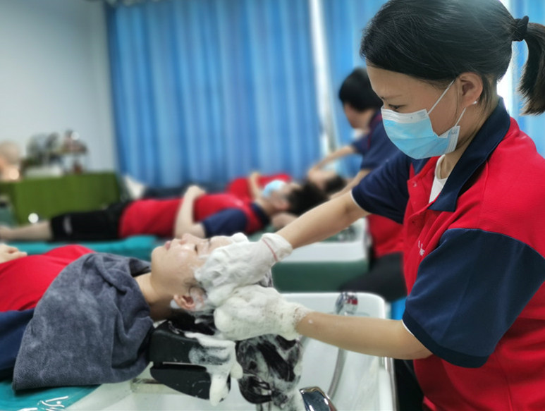 洗頭打泡沫的作用，南寧專業(yè)洗護教