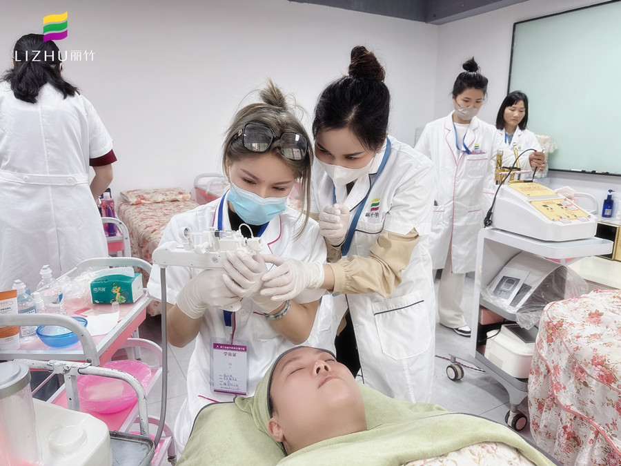 學(xué)美容儀器的基礎(chǔ)，南寧美容學(xué)校一對一教學(xué)