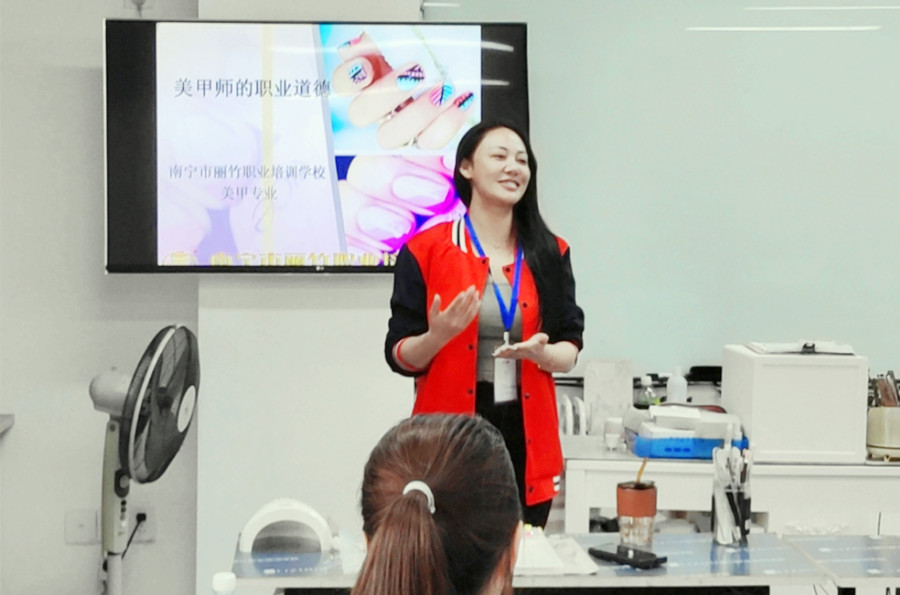 你好！歡迎來到南寧美甲培訓(xùn)學(xué)校