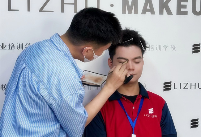 南寧美妝課堂實(shí)訓(xùn)：男士化妝教程