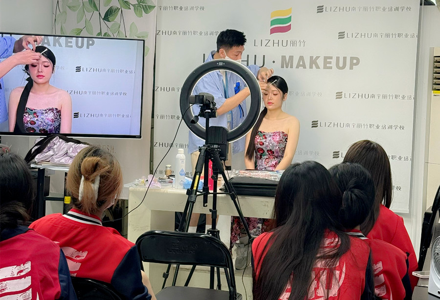 新中式禮服新娘造型特點(diǎn)，廣西新娘妝跟妝課程