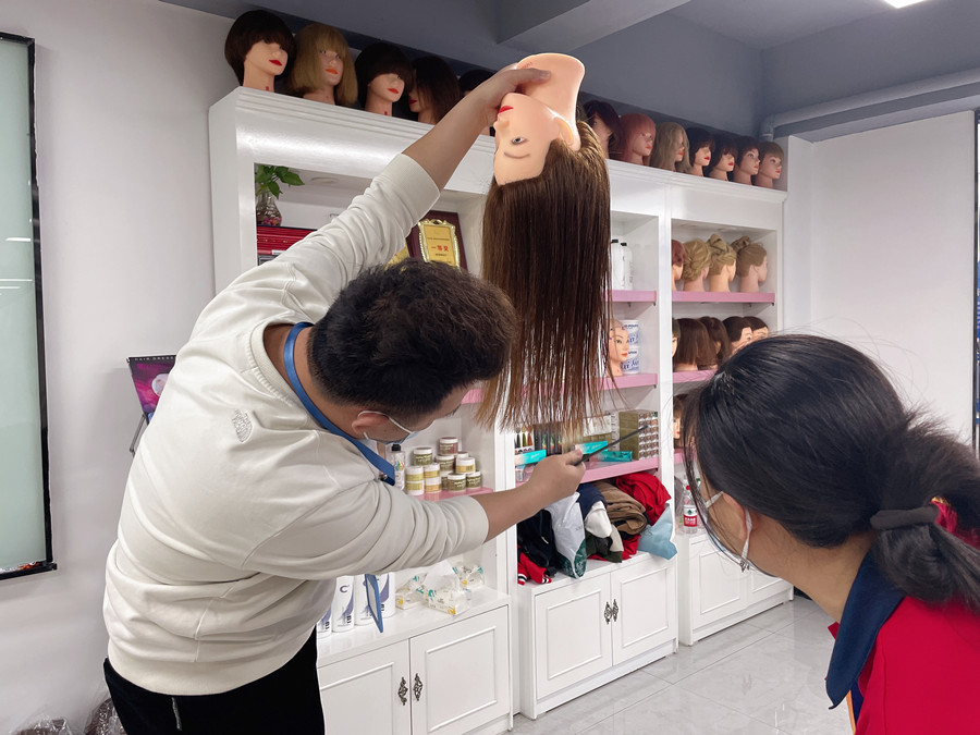 長碎發(fā)怎么剪？南寧剪發(fā)理發(fā)培訓學校課件