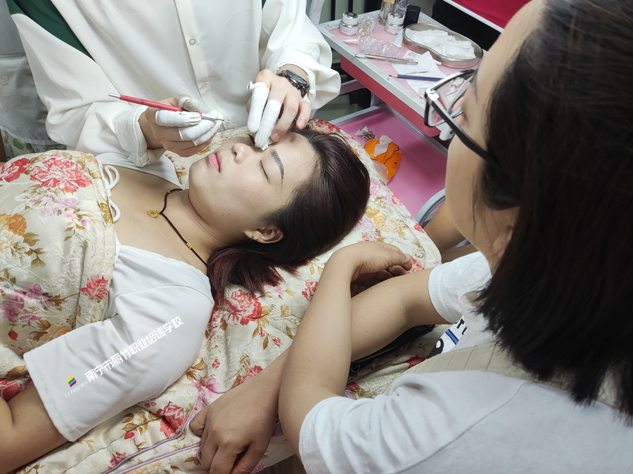 廣西紋繡技巧：紋繡師如何控制色乳的分量？