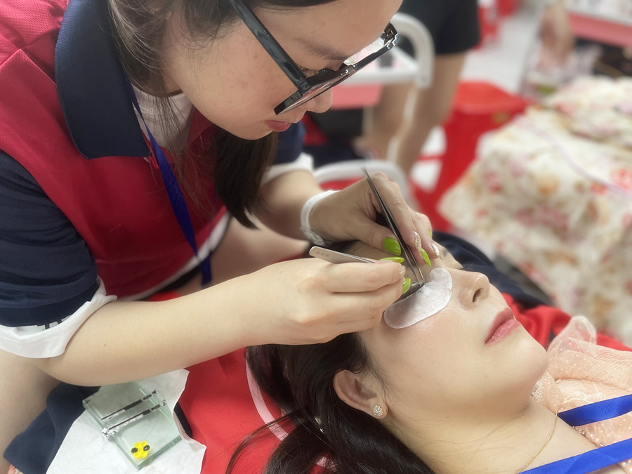 美睫后眼睛癢？廣西美甲美睫學(xué)校幫你解決