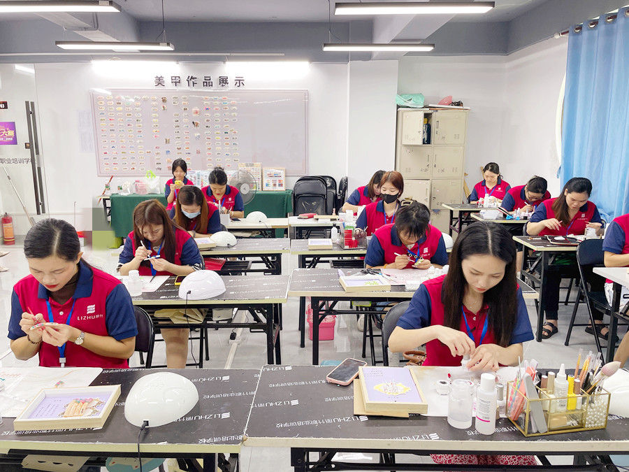 跳色美甲的特點(diǎn)，南寧美甲培訓(xùn)品牌詳解