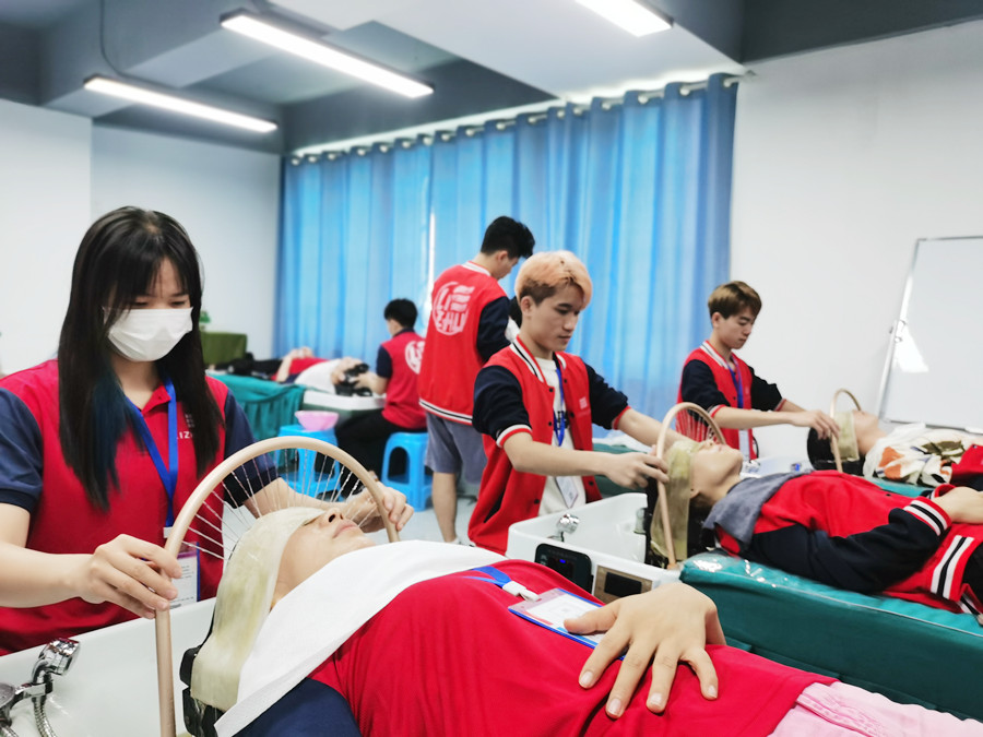 姜療洗頭的好處，南寧頭療洗護(hù)養(yǎng)發(fā)學(xué)校告訴你