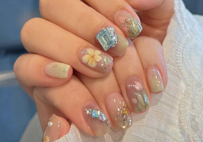 夏日彩繪花朵美甲，南寧美甲造型去哪學(xué)？