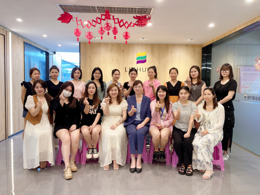 圓滿收官！南寧美睫職業(yè)學(xué)校課程結(jié)束