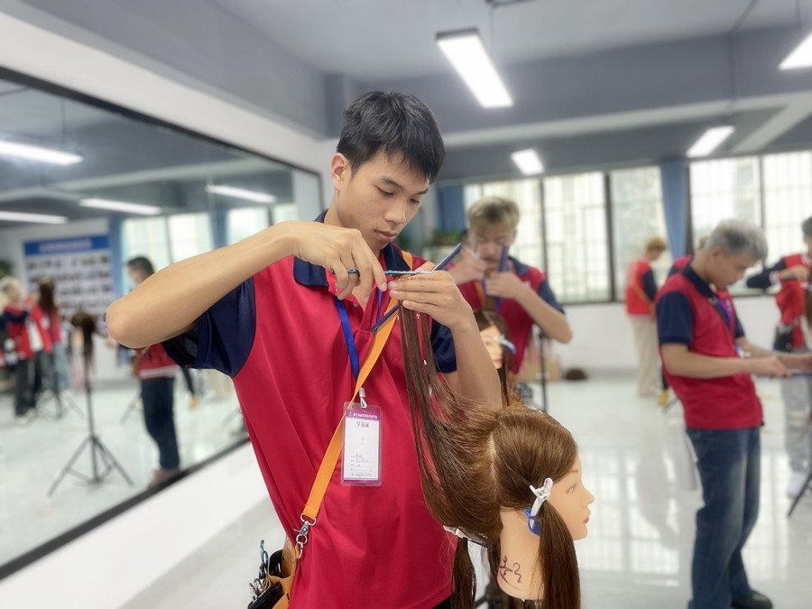 南寧美發(fā)基礎(chǔ)學(xué)校：牙剪是干嘛的？