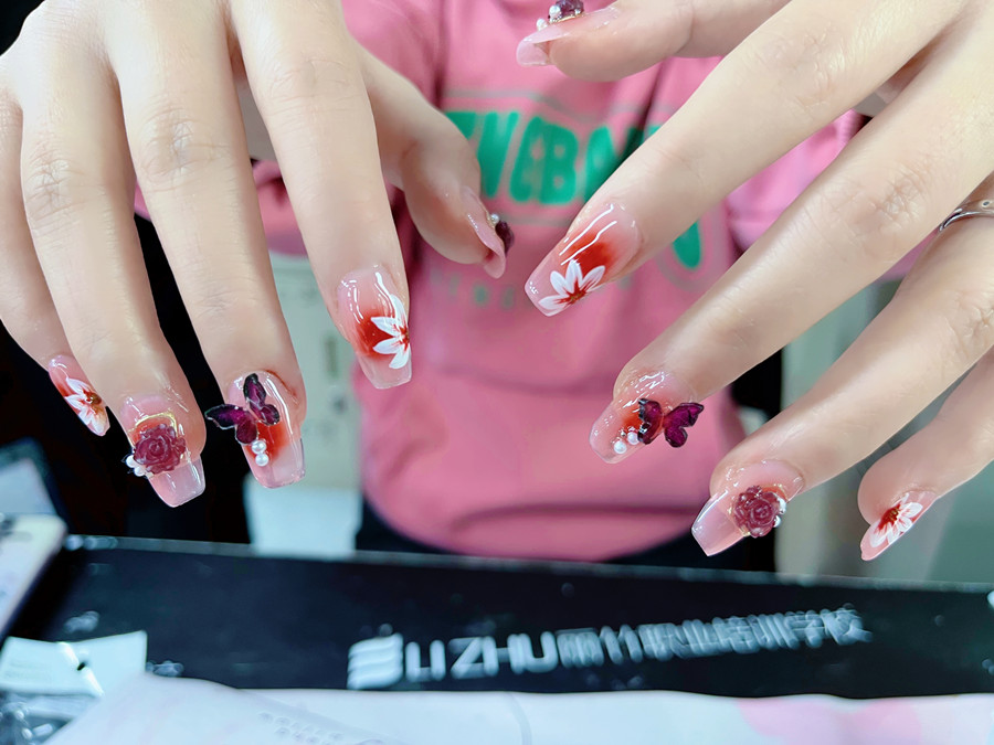 廣西美甲美睫：如何選擇適合自己的指甲形狀？