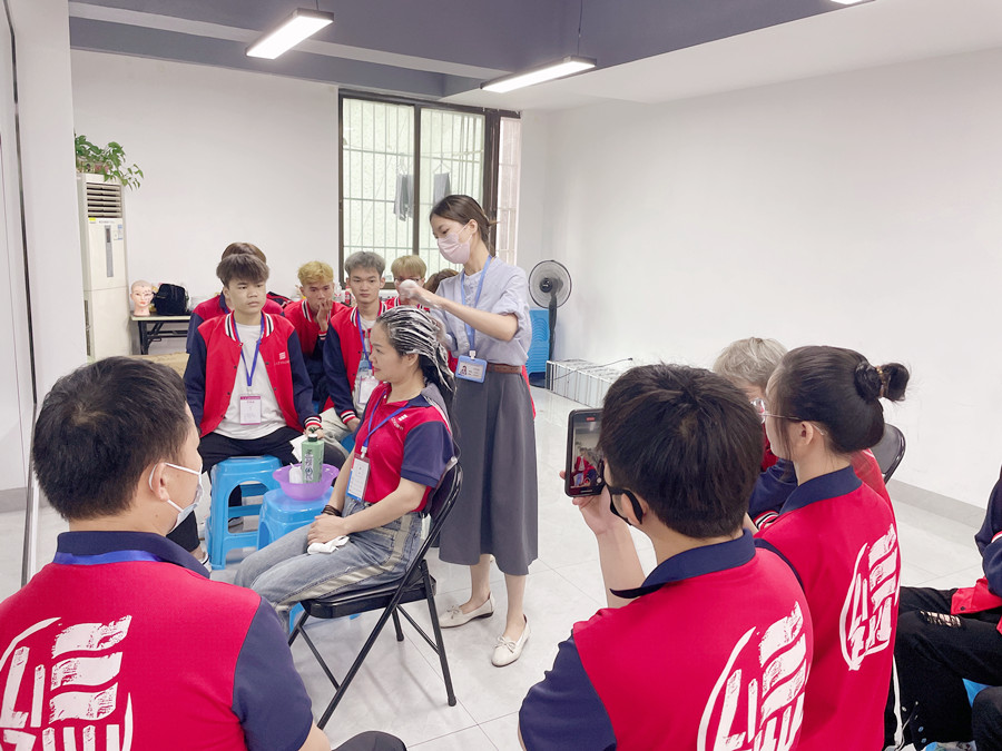 中式洗頭流程，南寧學(xué)洗頭的學(xué)校實訓(xùn)課堂