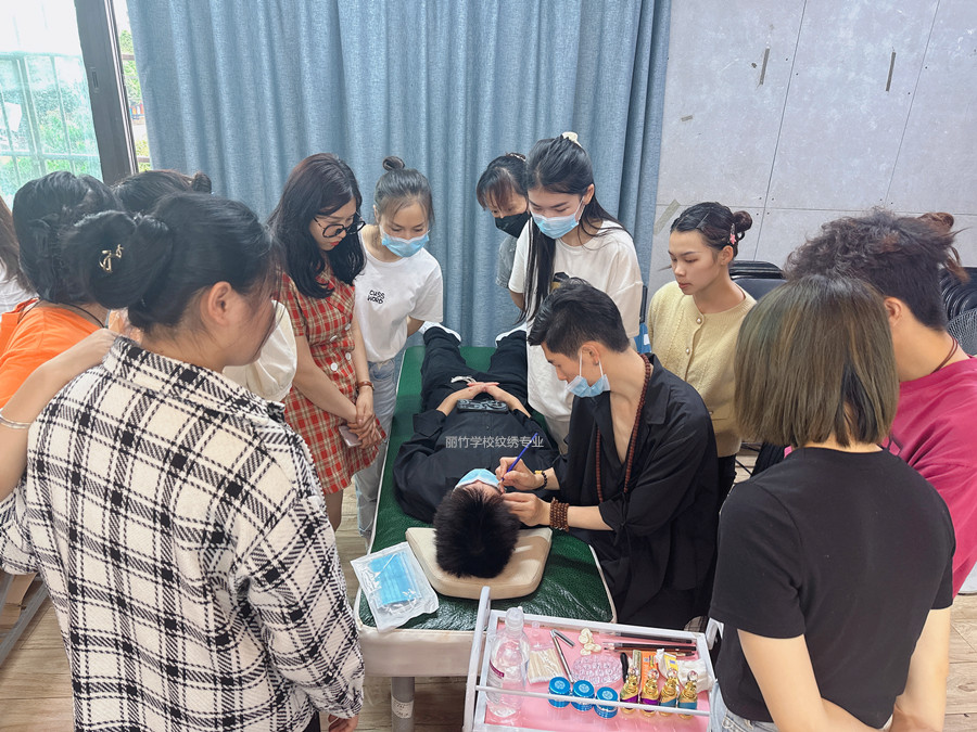 紋繡二次上色注意事項，南寧紋繡專業(yè)學校課程講解