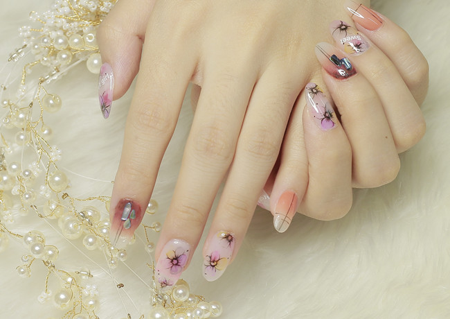 韓式花朵美甲，南寧美甲學(xué)習(xí)中心推薦