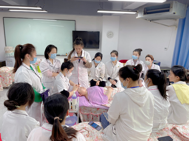 問(wèn)題皮膚夏日護(hù)膚指南，南寧美容養(yǎng)顏學(xué)校分享