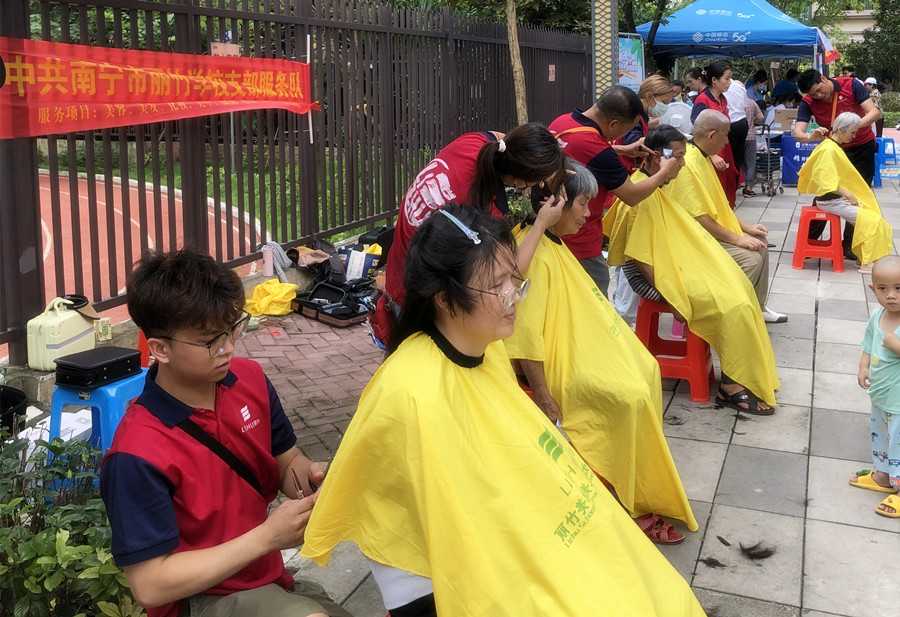 南寧培訓(xùn)美發(fā)社會(huì)實(shí)踐，為公園溪府小區(qū)居民免費(fèi)理發(fā)