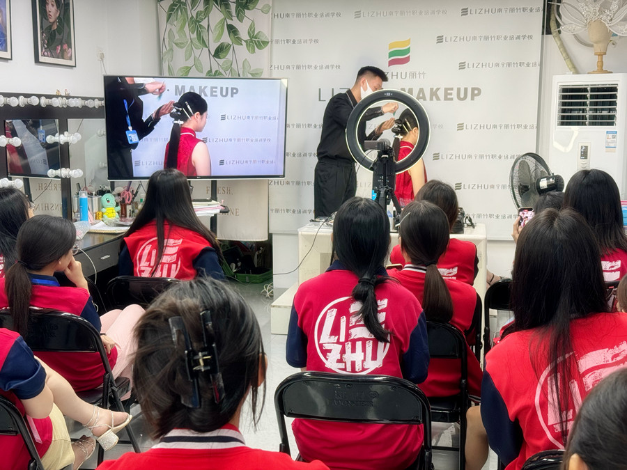 剪紙國風(fēng)造型課堂，廣西專業(yè)彩妝學(xué)校