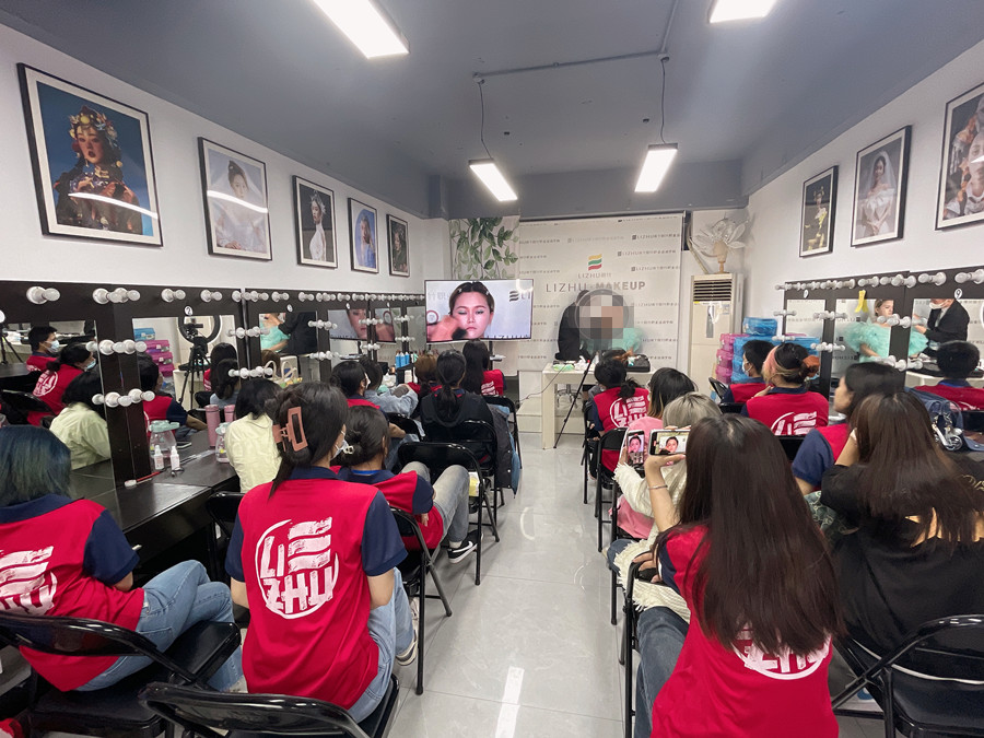 節(jié)目盛典主持人妝容特點(diǎn)，南寧彩妝學(xué)習(xí)