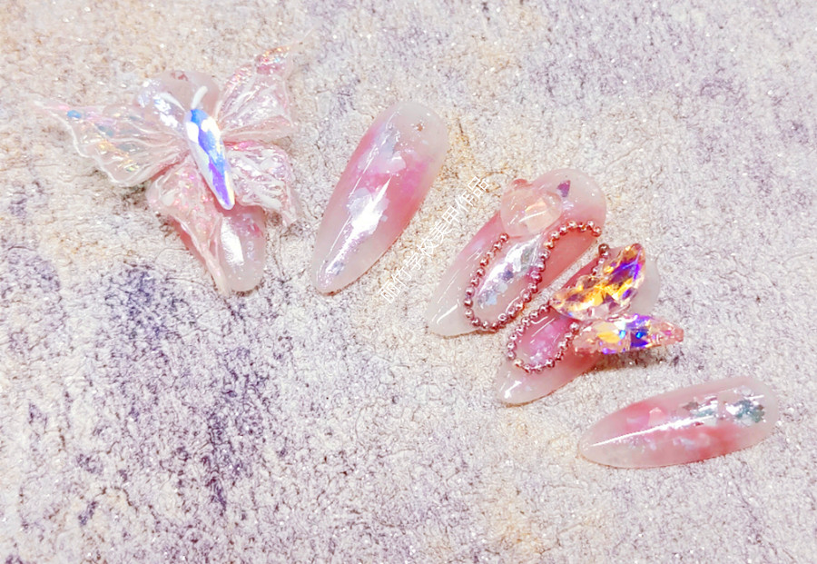 蝴蝶飾品美甲，廣西美甲技術(shù)職業(yè)作品分享