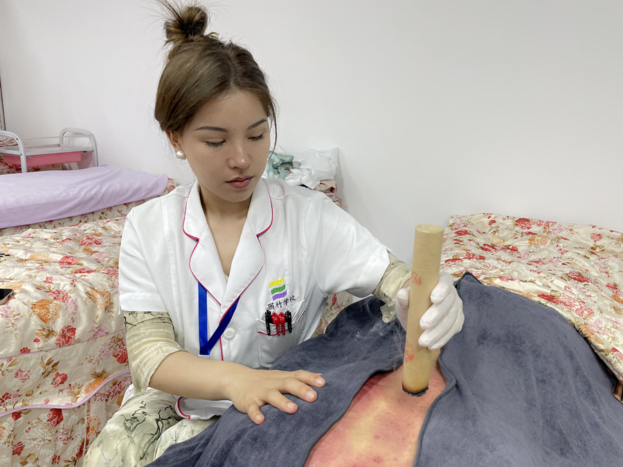 艾條熏背的好處，廣西中醫(yī)美容職校課程分享