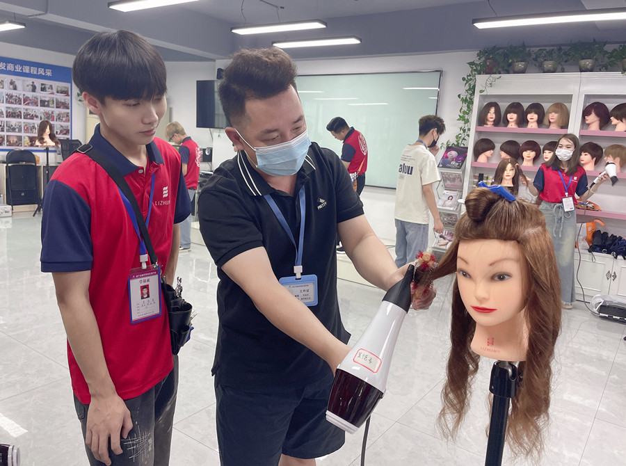 怎么樣才能做好吹風(fēng)造型？南寧美發(fā)吹風(fēng)培訓(xùn)