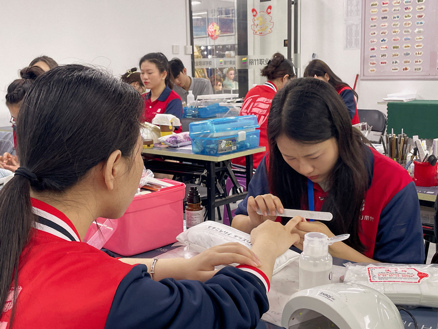 如何成為高價美甲師？廣西學美甲哪里時尚？