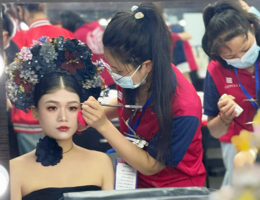 新中式簪花寫真，零經(jīng)驗學化在廣西學員作品