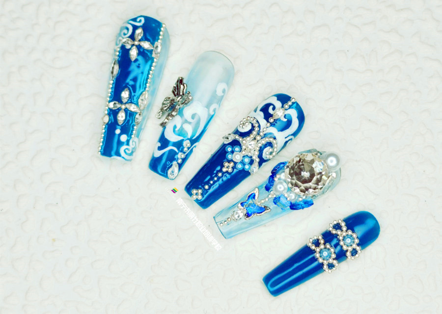 克萊因藍貼鉆美甲，南寧美甲造型專業(yè)學校實訓作品