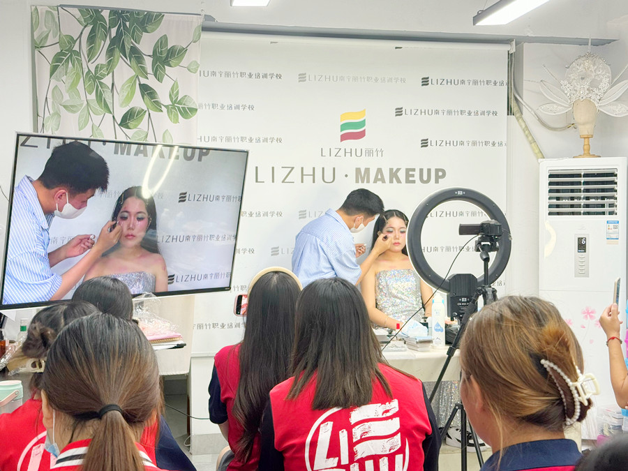 學(xué)人魚公主造型手法示范，了解南寧化妝學(xué)校怎么招生？