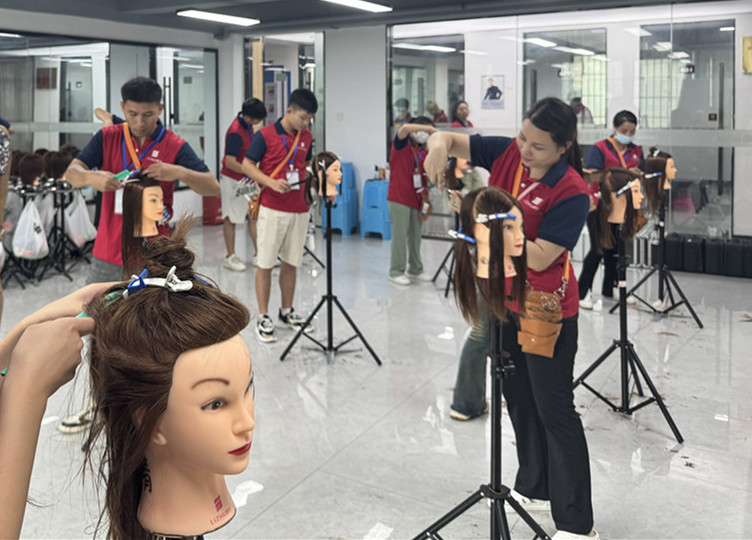 什么是挑剪？廣西美發(fā)剪發(fā)理發(fā)學校課堂講解