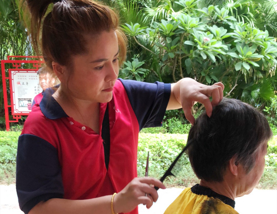 抓剪的操作手法，南寧美發(fā)理發(fā)學校為你介紹