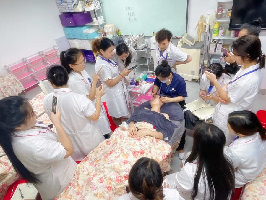 南寧美容專業(yè)教學(xué)：如何進(jìn)行眼部護(hù)理？