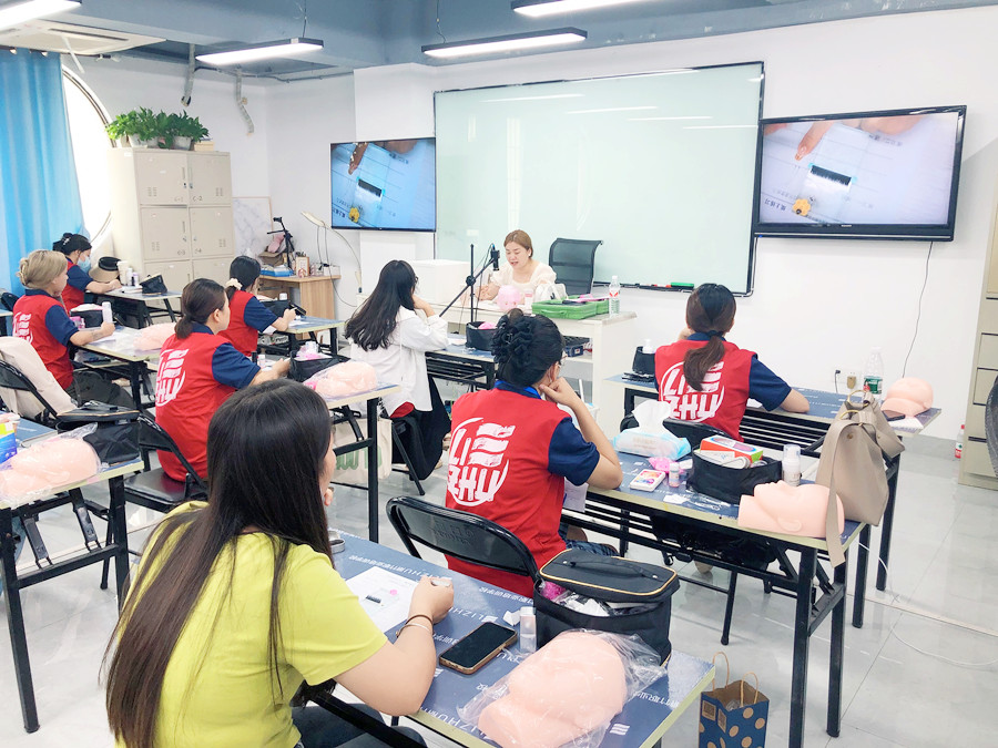 南寧美甲美睫職業(yè)學(xué)校開(kāi)班，學(xué)員爆滿(mǎn)