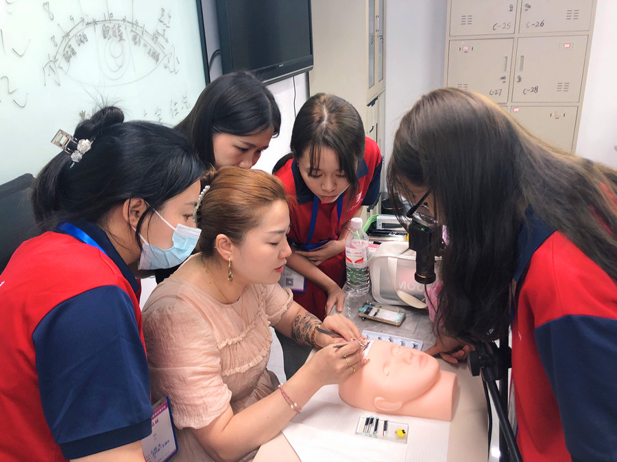 新手為什么都要在仿皮練習(xí)？南寧美睫課堂實(shí)況