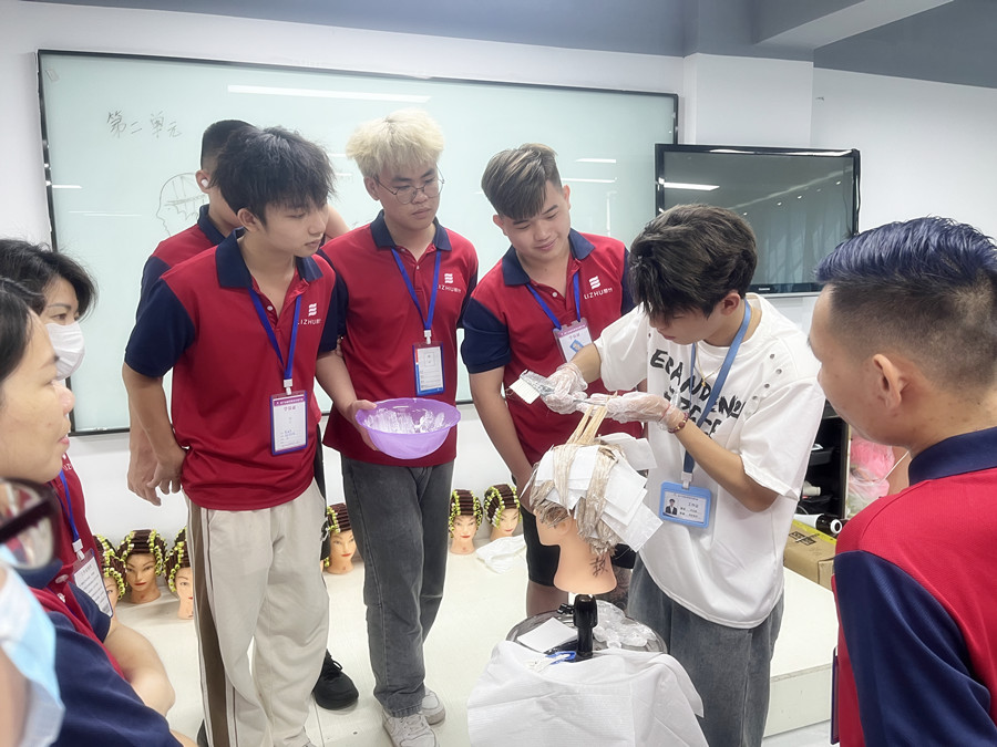 染發(fā)如何涂染膏？南寧專業(yè)燙染分享