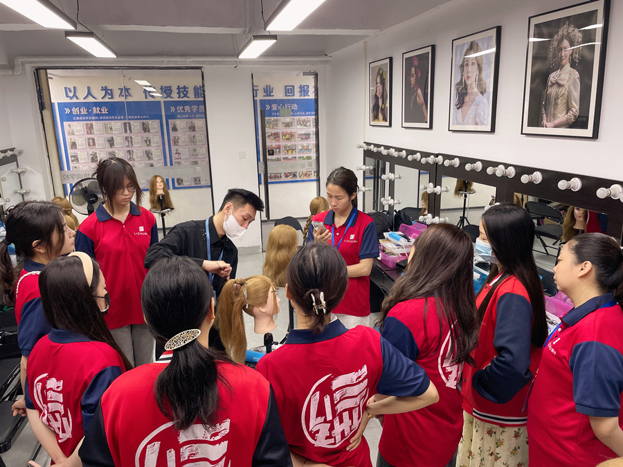 赫本頭發(fā)型手法技巧，南寧化妝發(fā)型學(xué)校分享