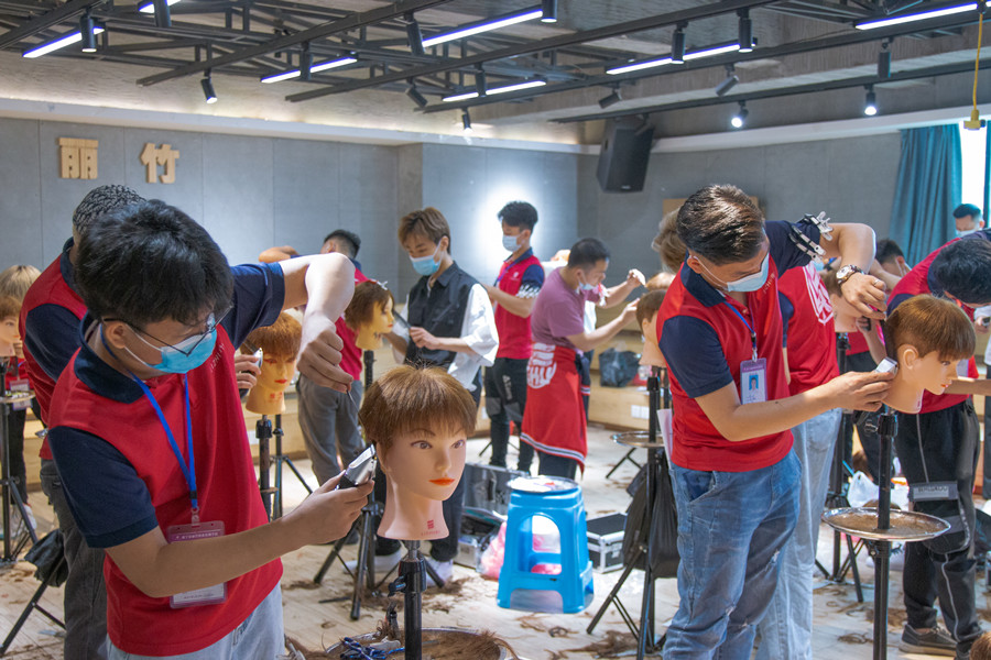 南寧美發(fā)學(xué)校如何上課？隨到隨學(xué)！