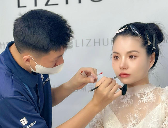 時(shí)尚簡(jiǎn)約新娘造型，南寧新娘化妝造型學(xué)校作品