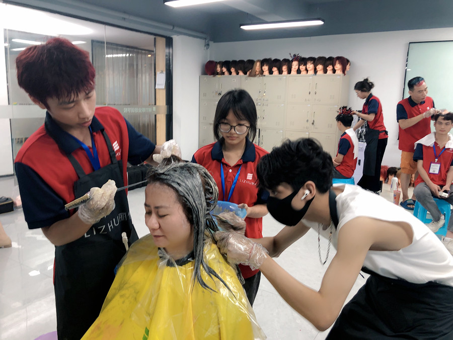 如何向顧客推薦合適的發(fā)色？南寧燙染造型學(xué)校分享