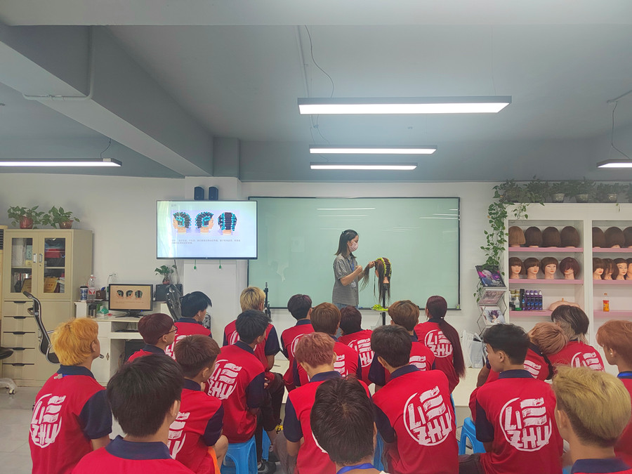 南寧學(xué)燙發(fā)：如何提升標(biāo)準(zhǔn)操作速度？