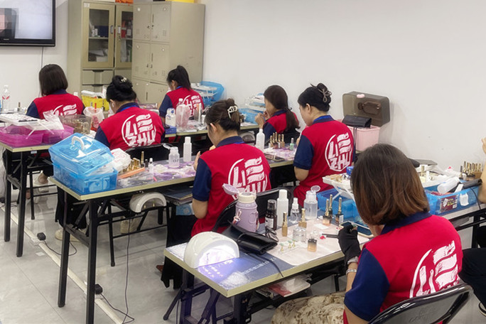 黑色系ins風(fēng)美甲，廣西美甲名?？钍浇榻B