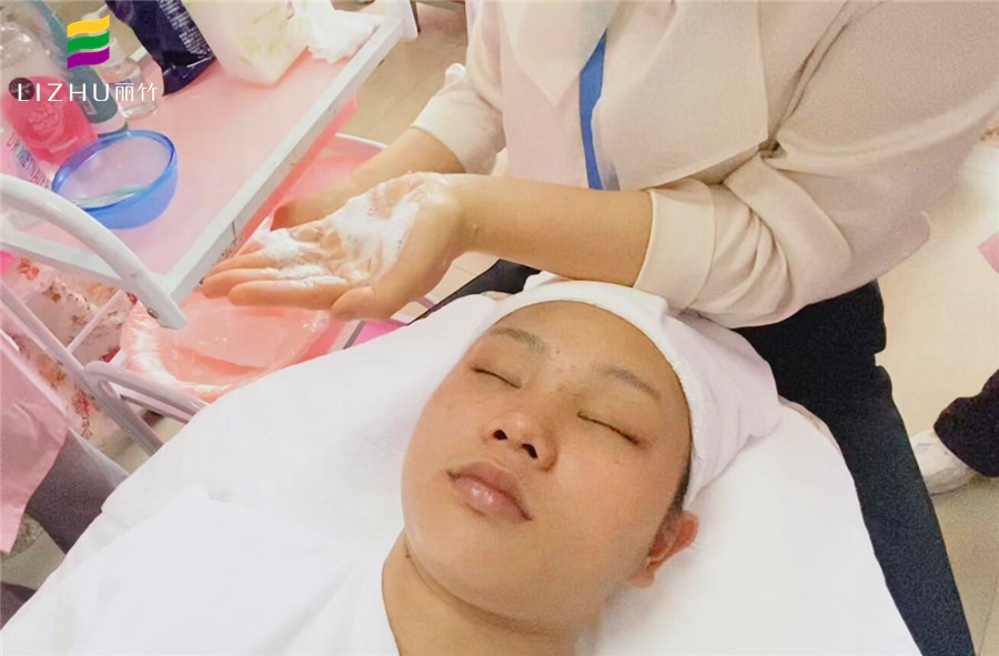 化妝前如何正確護(hù)膚？南寧化妝美容