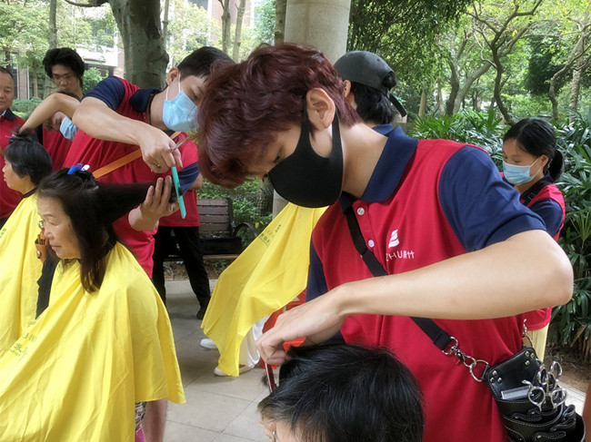 國(guó)慶送“禮”，南寧美發(fā)技術(shù)學(xué)校進(jìn)行免費(fèi)理發(fā)活動(dòng)