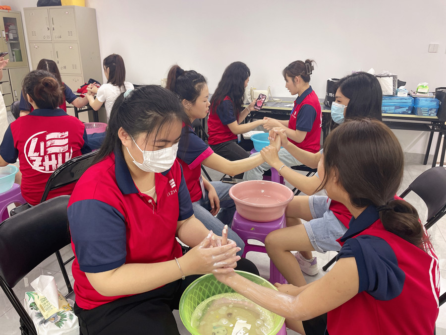 你的指甲為什么有豎線和白點(diǎn)？南寧學(xué)美甲基礎(chǔ)