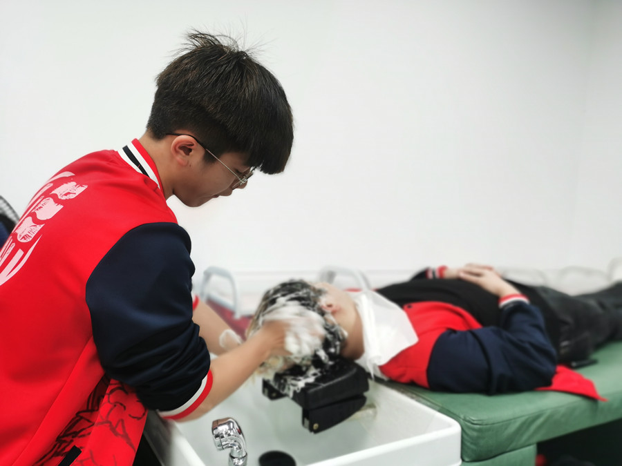 你頭發(fā)掉落的5個(gè)原因，南寧美發(fā)護(hù)發(fā)職校解析