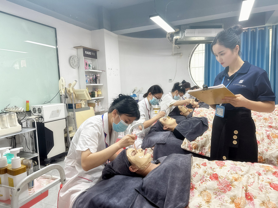 廣西美容護膚管理培訓班面部敷軟膜考核現(xiàn)場