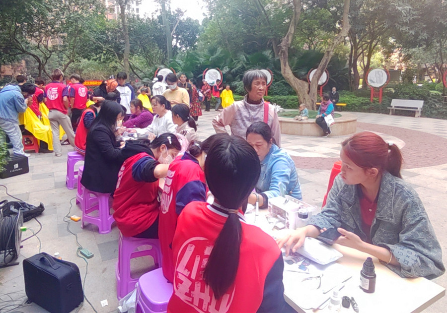 南寧美甲職業(yè)學(xué)校來(lái)到愛(ài)情海小區(qū)，為居民提供免費(fèi)美甲