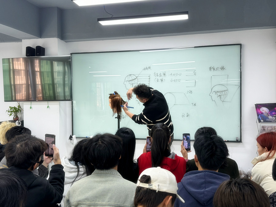 內(nèi)斜手法練習(xí)，廣西美發(fā)女士剪發(fā)培訓(xùn)