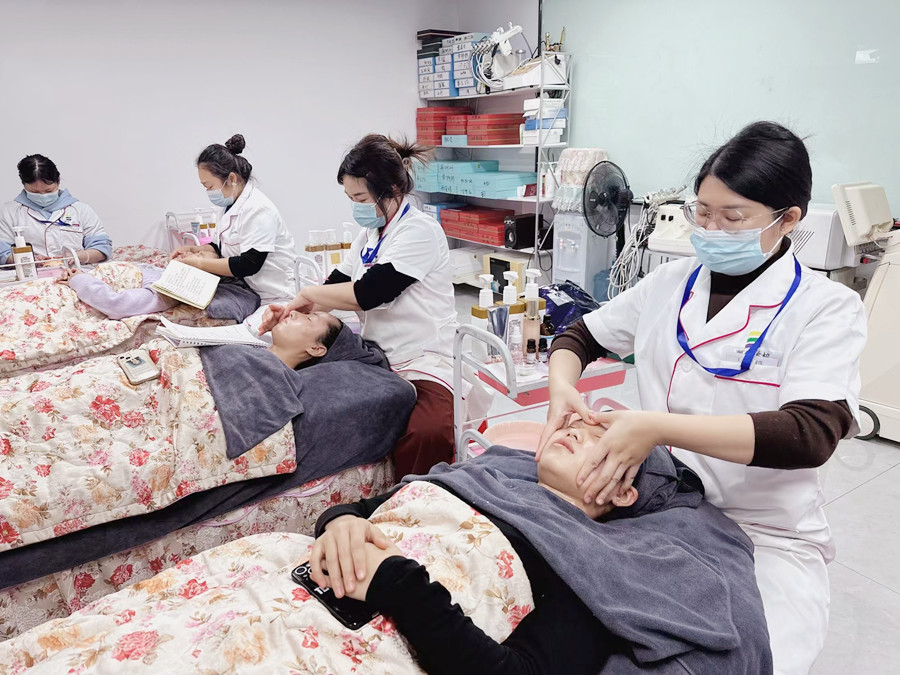 廣西美容學(xué)面部需要經(jīng)歷的兩個(gè)階段